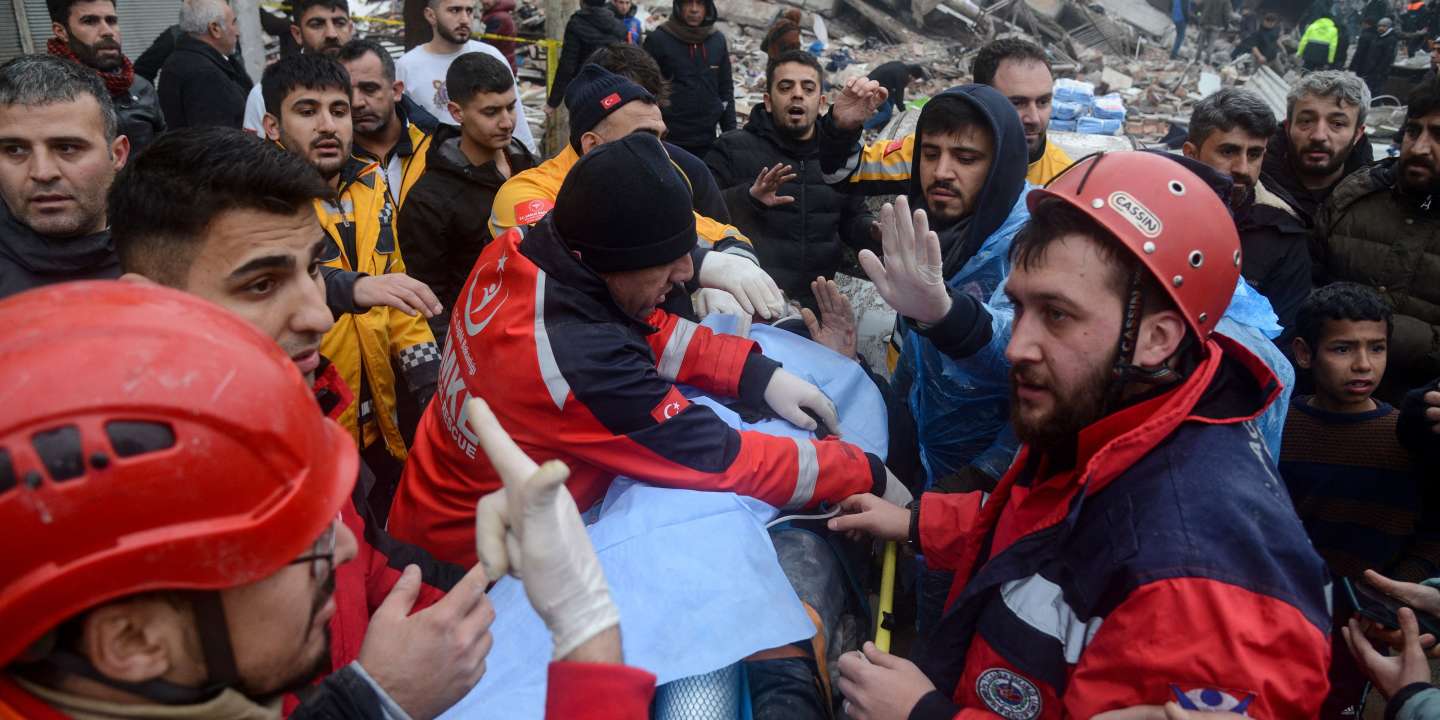 2. 200 mortos, Terremotos atingiram a Turquia e a Síria. 