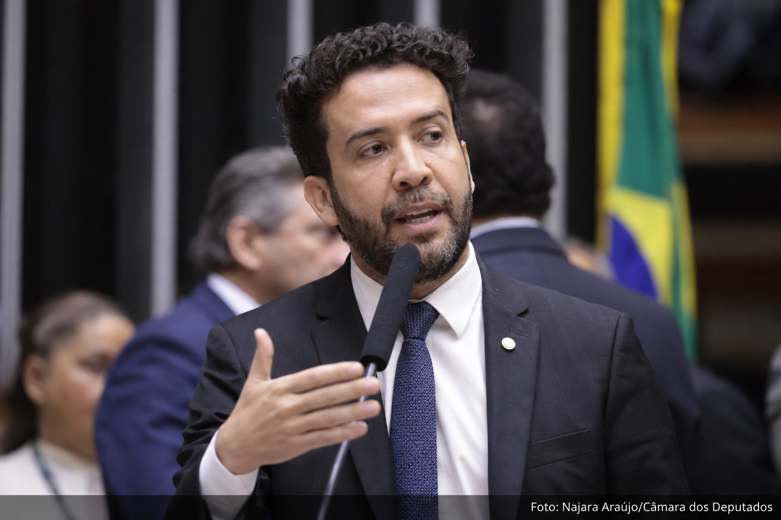 André Janones é internado na UTI com arritmia cardíaca após debate presidencial em São Paulo