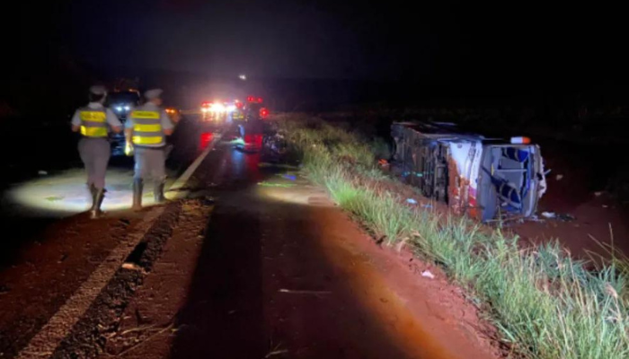 Capotamento de ônibus de excursão religiosa deixa tragédia no interior paulista: 12 vítimas fatais e dezenas de feridos