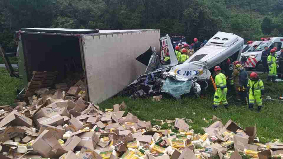 Carreta tomba, atinge van e deixa ao menos seis mortos e 20 feridos na BR-116, no Paraná