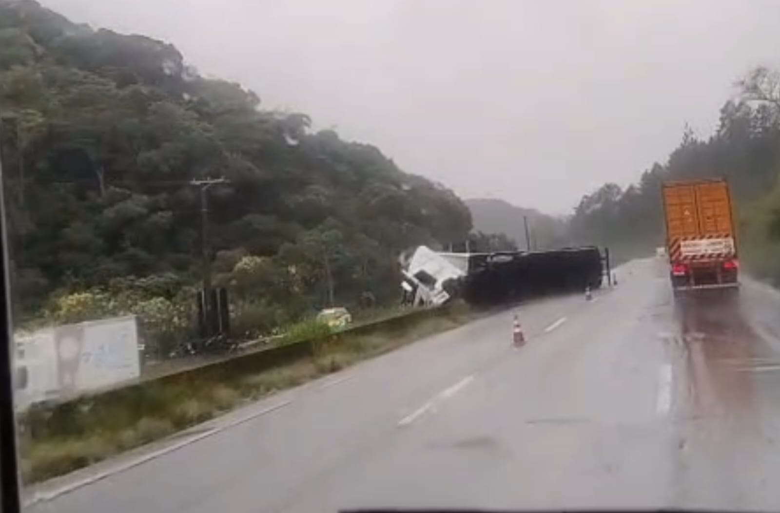 Carreta tomba na Serra do Cafezal, carga de pneus é saqueada e PRF recupera material na BR-116