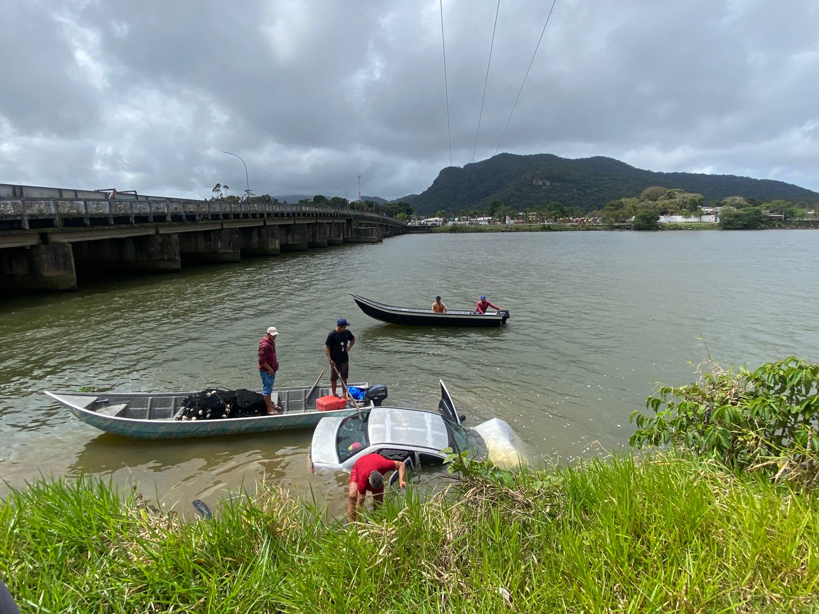 Carro cai em barragem em Iguape; pescadores, PM e Bombeiros resgatam mulher