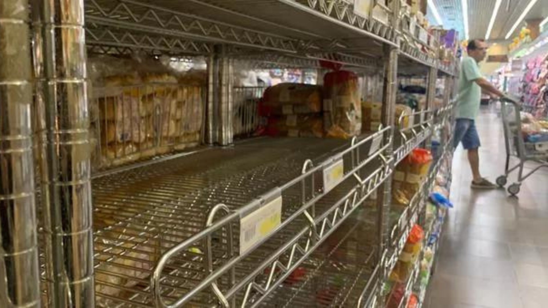 Moradores Lotam Supermercados e Esvaziam Prateleiras em Porto Alegre Após Cheia do Guaíba