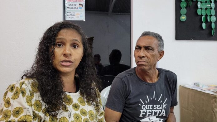 Pastores amaldiçoam quem jogar lixo na porta da igreja.